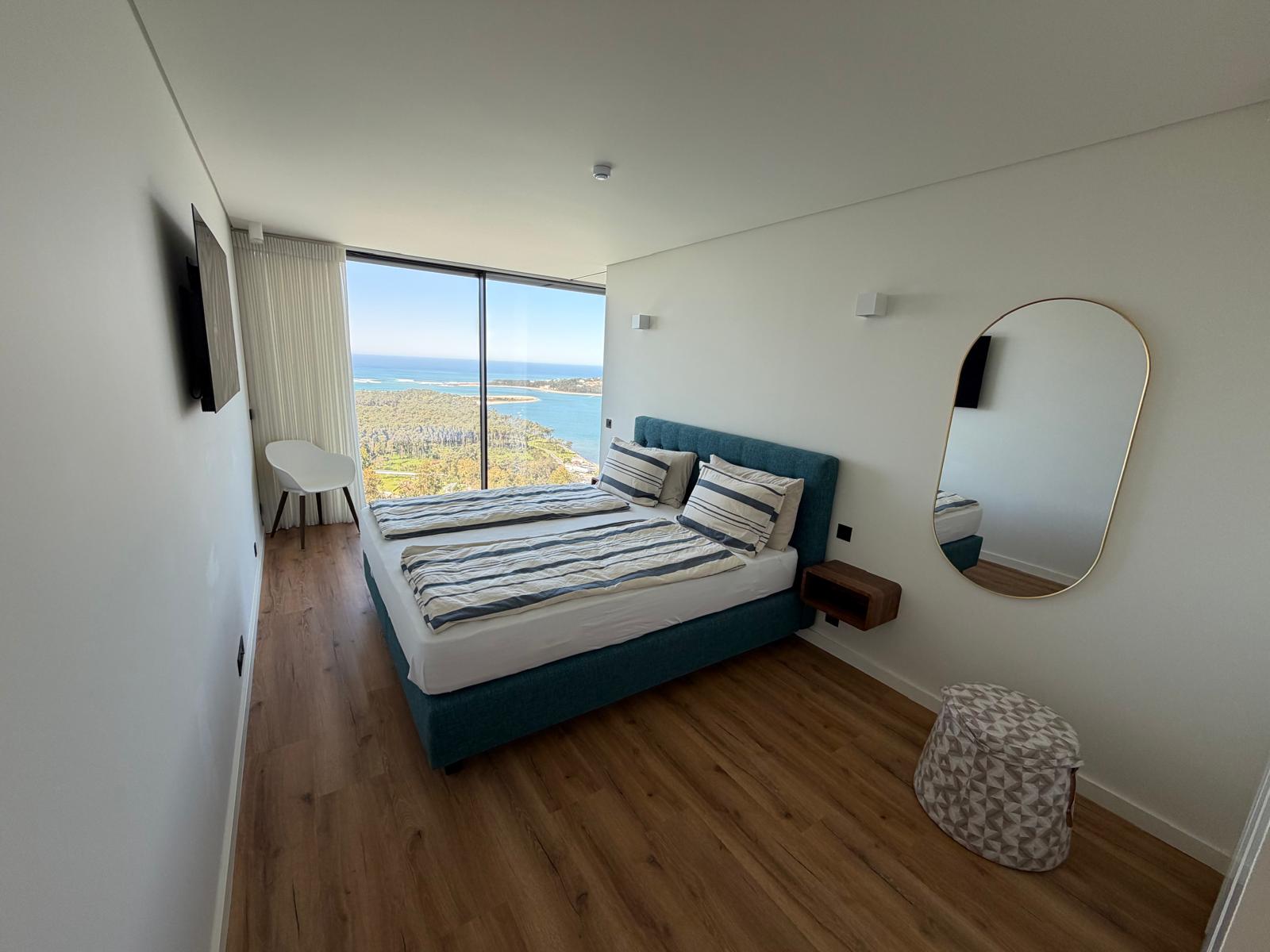 Vier Schlafzimmer mit eigenem Bad, alle zum Meer